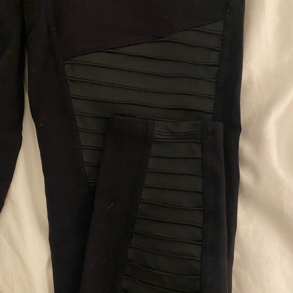 Alo Ribbed Leggings - Picture 2 of 4